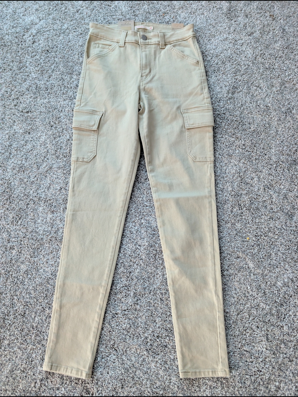 NWT Levi’s 721 High Rise Skinny Cargo Pants in Khaki Tan - Size 25x30